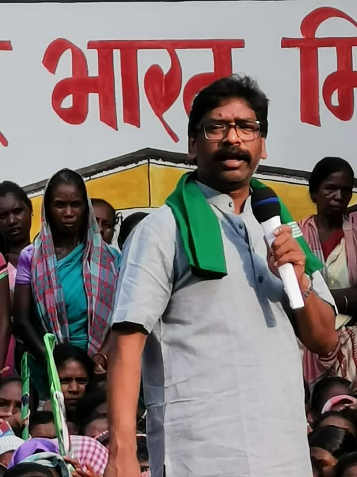Asserting that the people of Jharkhand will no longer be "duped" by the Raghubar Das-led government and they will vote for change, Soren pointed to the alliance trouble the BJP is facing in the state. Photo/Facebook (@HemantSorenJMM)