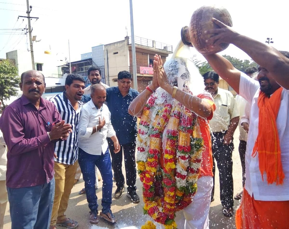 Supporters perform milk abhisheka on Kaviraj Urs, the BJP rebel candidate for Assembly bypoll from Vijayanagar constituency, in Hosapete on Monday. DH PHOTO