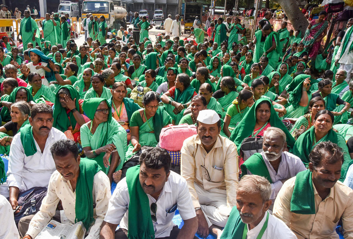 Farmers staged a dharna last month in Bengaluru demanding issue of notification on the Kalasa-Banduri project. DH Photo
