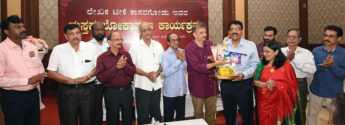 Writer Jayant Kaikini releases the books authored by Teekay Kasargod in Mangaluru on Wednesday.