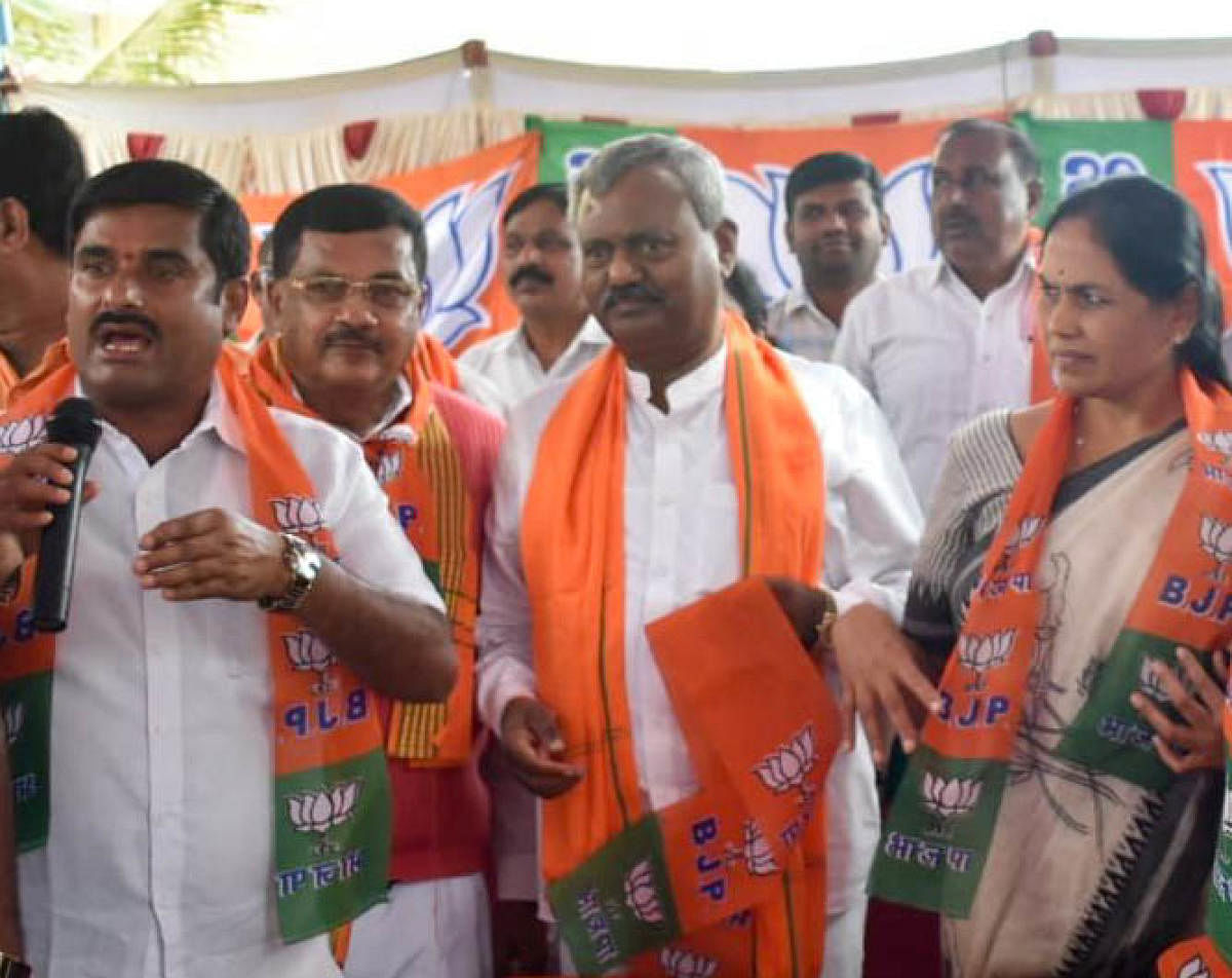 Yeshwanthpura constituency BJP candidate S T Somashekar and MP Shobha Karandlaje take part in a campaign at Doddabele in Bengaluru. dh photo