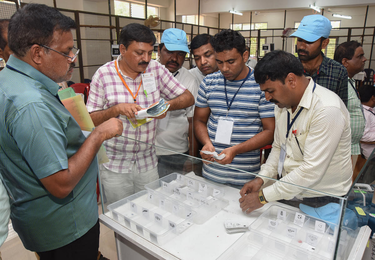 Petitioner Hans Raj Jain has contended that the EC had got Rs 3,173.47 crore released from the government to purchase 16,15,000 VVPAT EVMs for bringing transparency in election process. (DH File Photo)