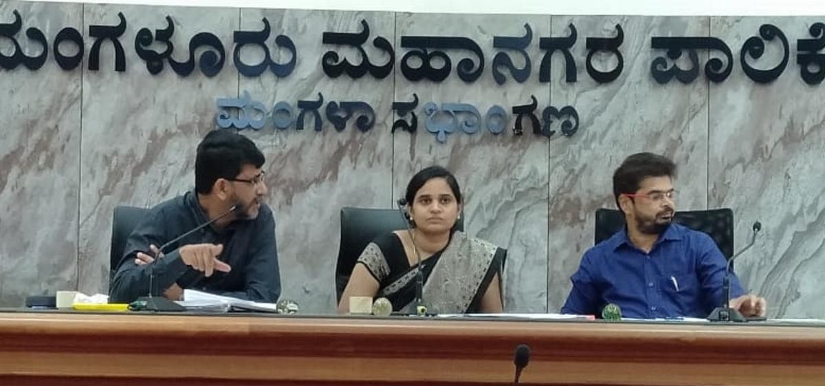 Deputy Commissioner Sindhu B Rupesh, flanked by Smart City Mission Managing Director Mohammed Nazeer (left) and MCC Commissioner Ajith Hegde, chairs a meeting at the council hall of Mangaluru City Corporation in Mangaluru.