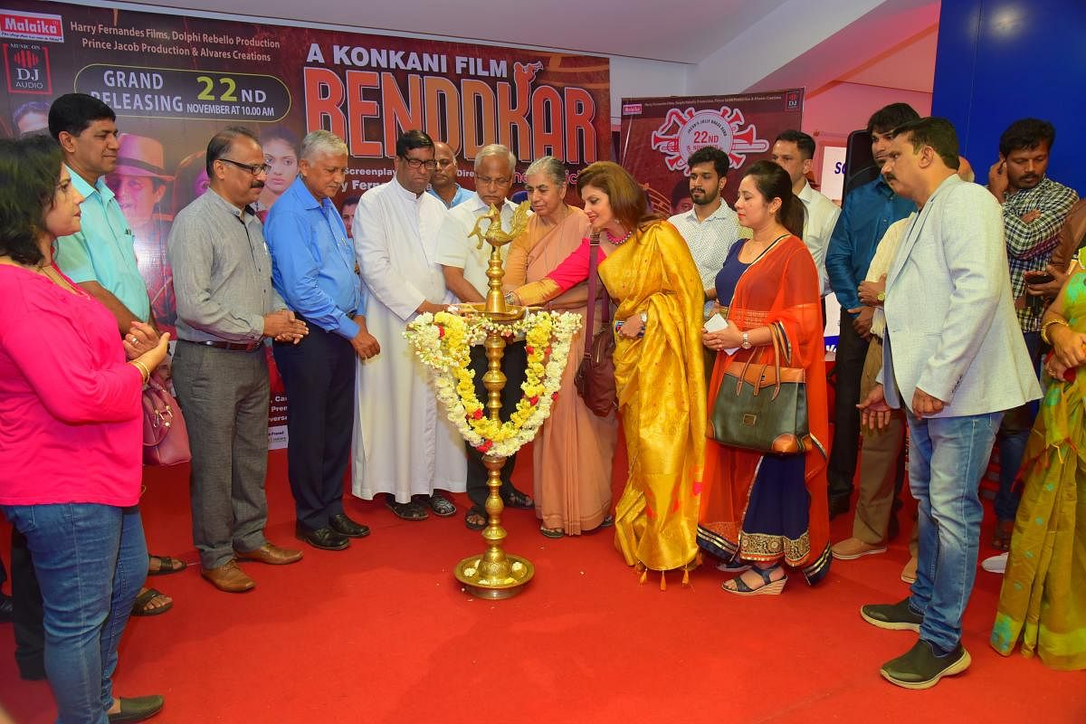 Actor Varsha Usgaonkar lights a lamp to mark the release of the Konkani movie ‘Benddkar’ at Big Cinemas in Mangaluru on Friday.