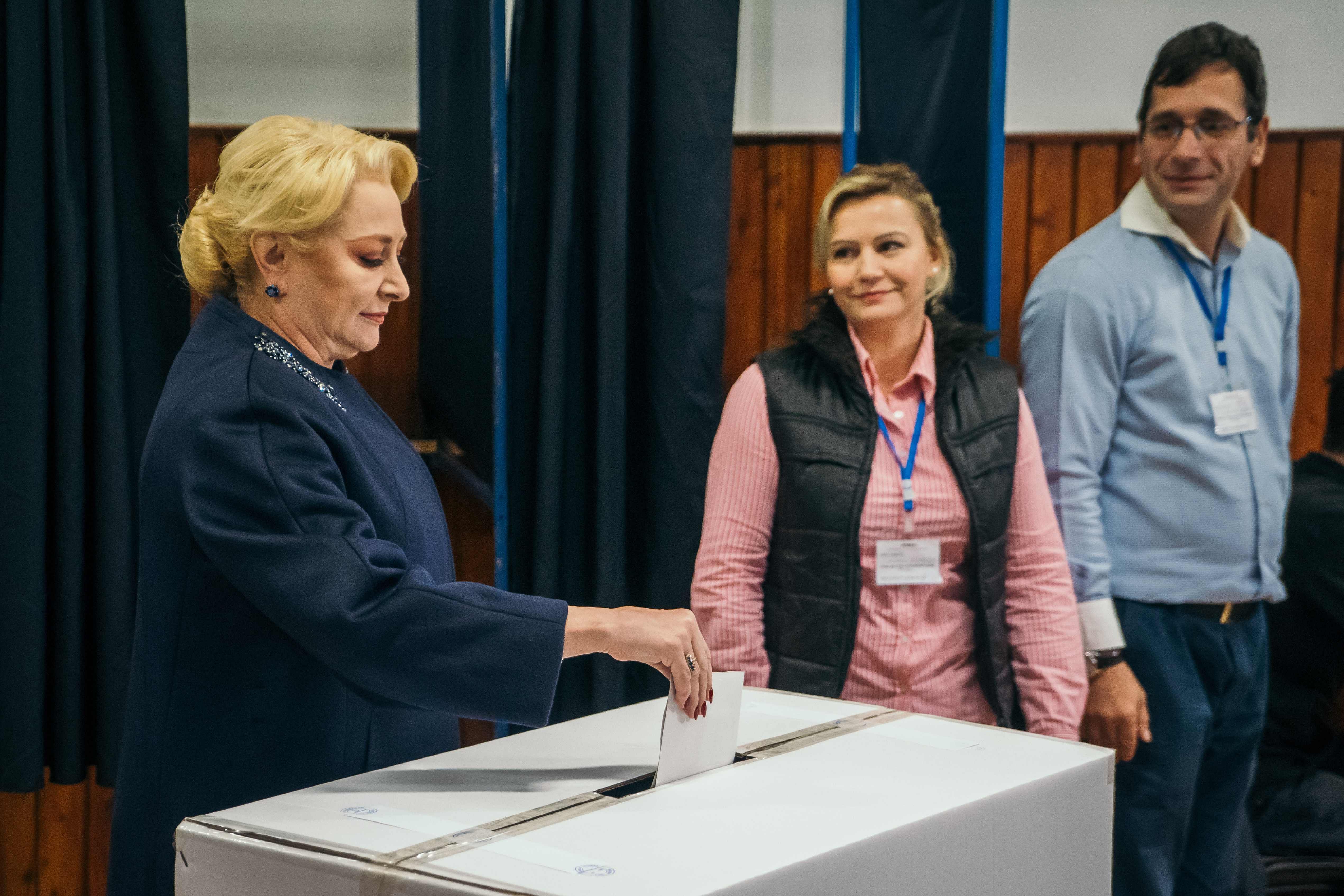 Former Romanian Prime Minister, Social Democrats (PSD) leader and presidential candidate Viorica Dancila (L) casts her ballot on the second round of presidential elections at a poll station in Bucharest. (AFP Photo)