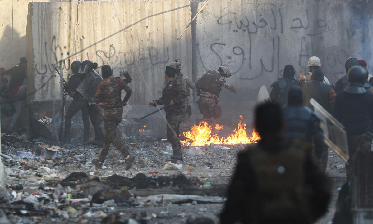 Iraqi security forces clash with demonstrators during the ongoing anti-government protests in Baghdad. (Reuters Photo)