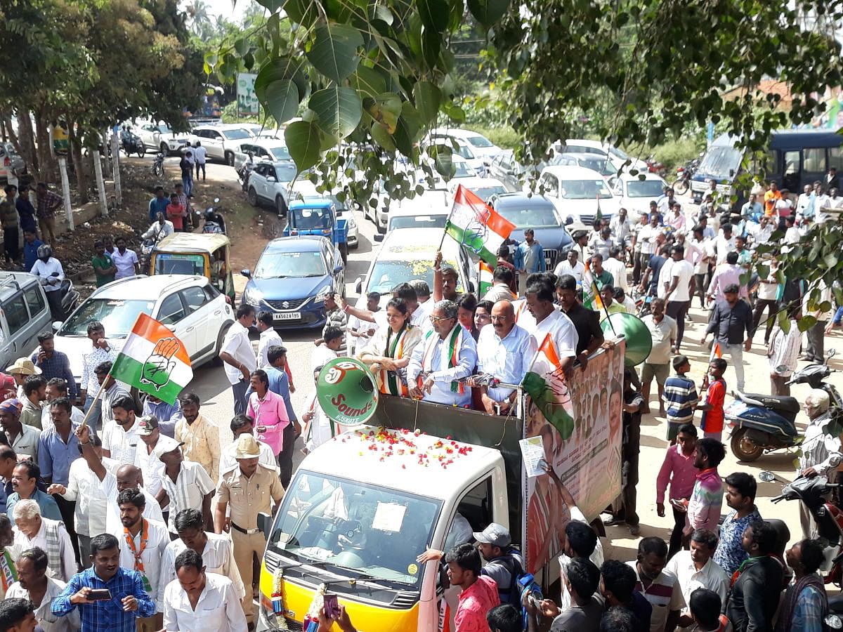 Leader of Opposition Siddaramaiah and Congress candidate from Hoskote Padmavathi Suresh take out a road show at Sulibele in Hoskote taluk on Sunday.