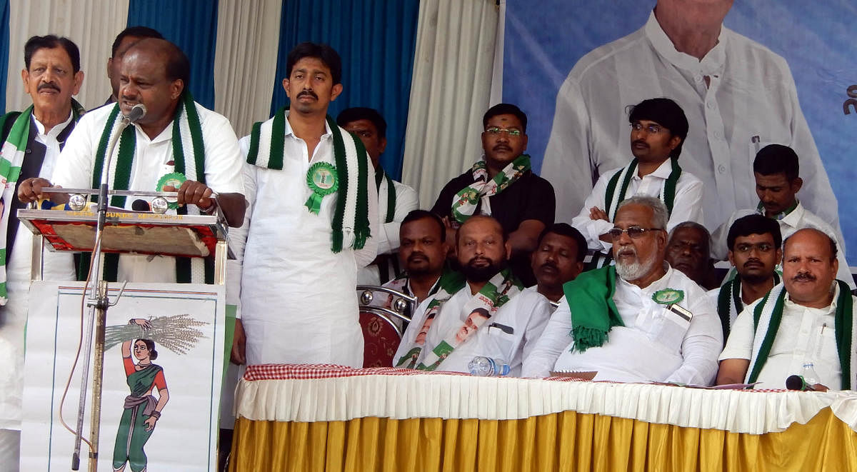 JD(S) Legislature Party leader H D Kumaraswamy speaks at an election campaign for party candidate from Vijayanagar constituency N M Nabi, in Hosapete on Monday. DH PHOTO