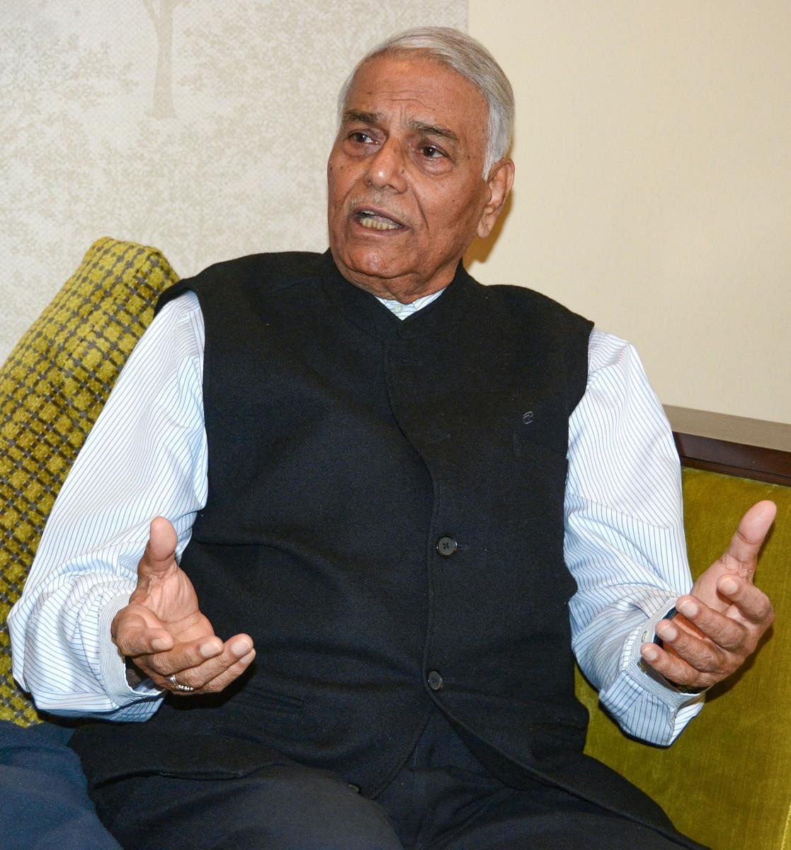 A five-member delegation led by former Union minister Yashwant Sinha met National Conference leader Mustafa Kamal and Awami National Conference president Khaleda Shah who are under house arrest since August 5, Photo/PTI