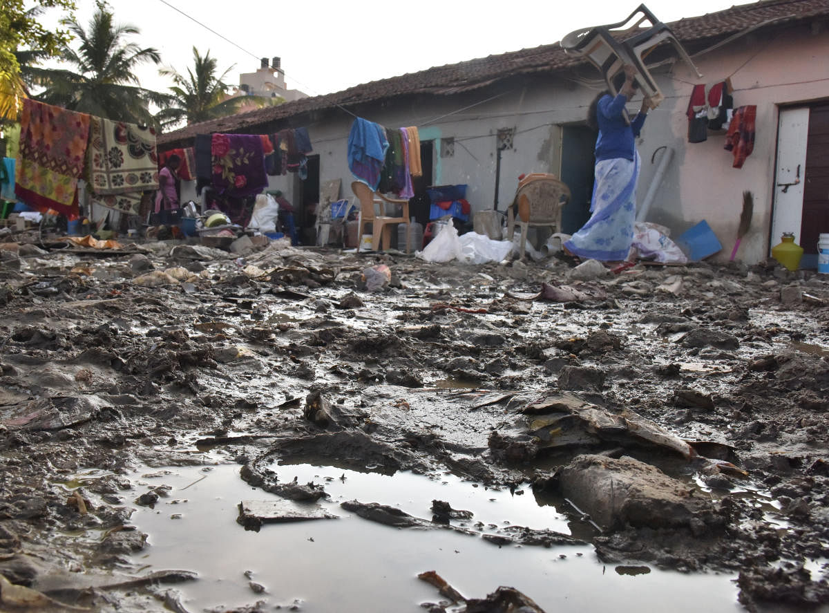 Many families started picking up the pieces in order to return to their homes following the Hulimavu flood. DH PHOTO/JANARDHAN B K