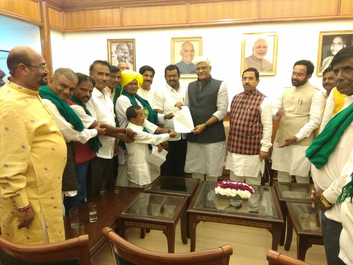 Around 30 farmers under the banner of Malaprabha-Mahadayi-Kalasa Horata Samiti submitted a memorandum to Union Water Resources Minister Gajendra Shekhawat 