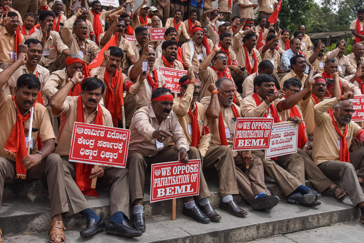 Employees of BEML staging protest under the banner Co Ordination Committee of BEML Employees Association against Central Government for privatisation of BEML Limited, in front of Town Hall in Bengaluru. DH Photo