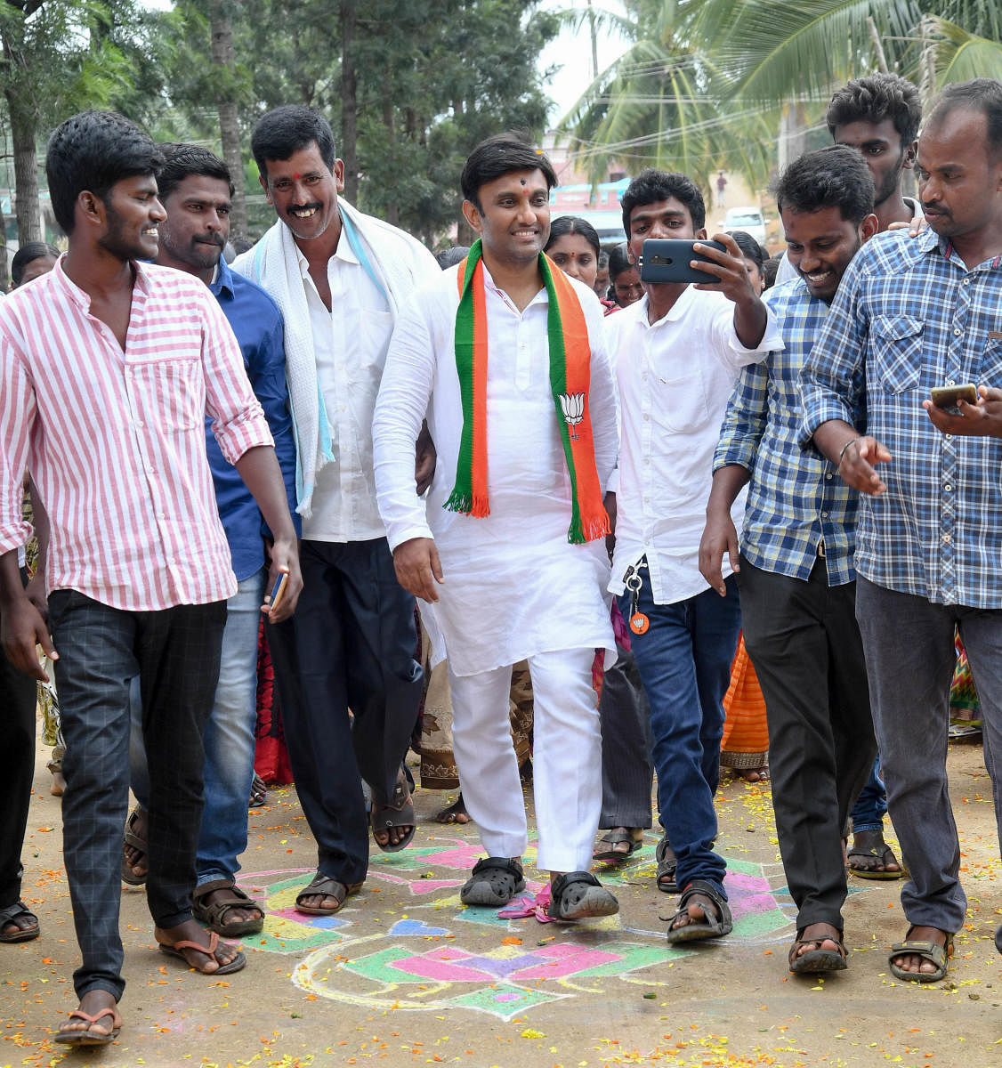 In his speeches, the candidate reaffirms people that he is their “son,” juxtaposing it with the backgrounds of JD(S) candidate Radhakrishna, from Shidlaghatta, and Congress candidate Anjanappa from Devanahalli. DH Photo