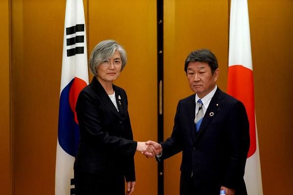 Japan’s Foreign Minister Toshimitsu Motegi (R) shakes hands with South Korea's Foreign Minister Kang Kyung-wha before a bilateral meeting at the G20 Foreign Ministers' meeting in Nagoya on November 23, 2019. (AFP photo)