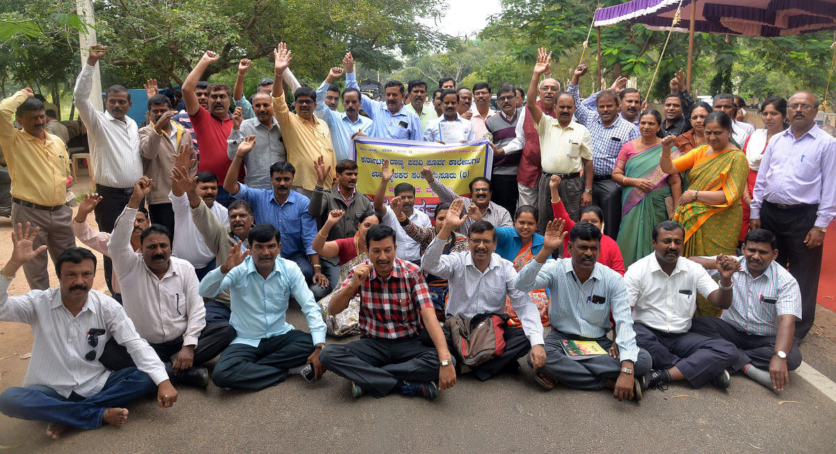 Members of the Karnataka State Pre-university College Lecturers’ Association stage a protest in front of the DC office in Mysuru on Thursday. DH photo