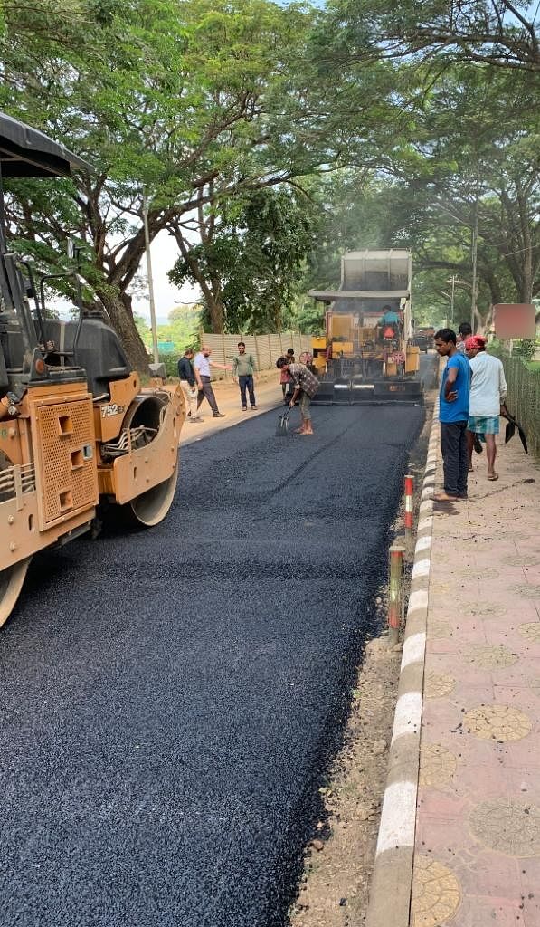 This is a green technology, which aims to reduce the menace of plastic waste in one hand and improve the durability of the roads on the other. (DH photo)