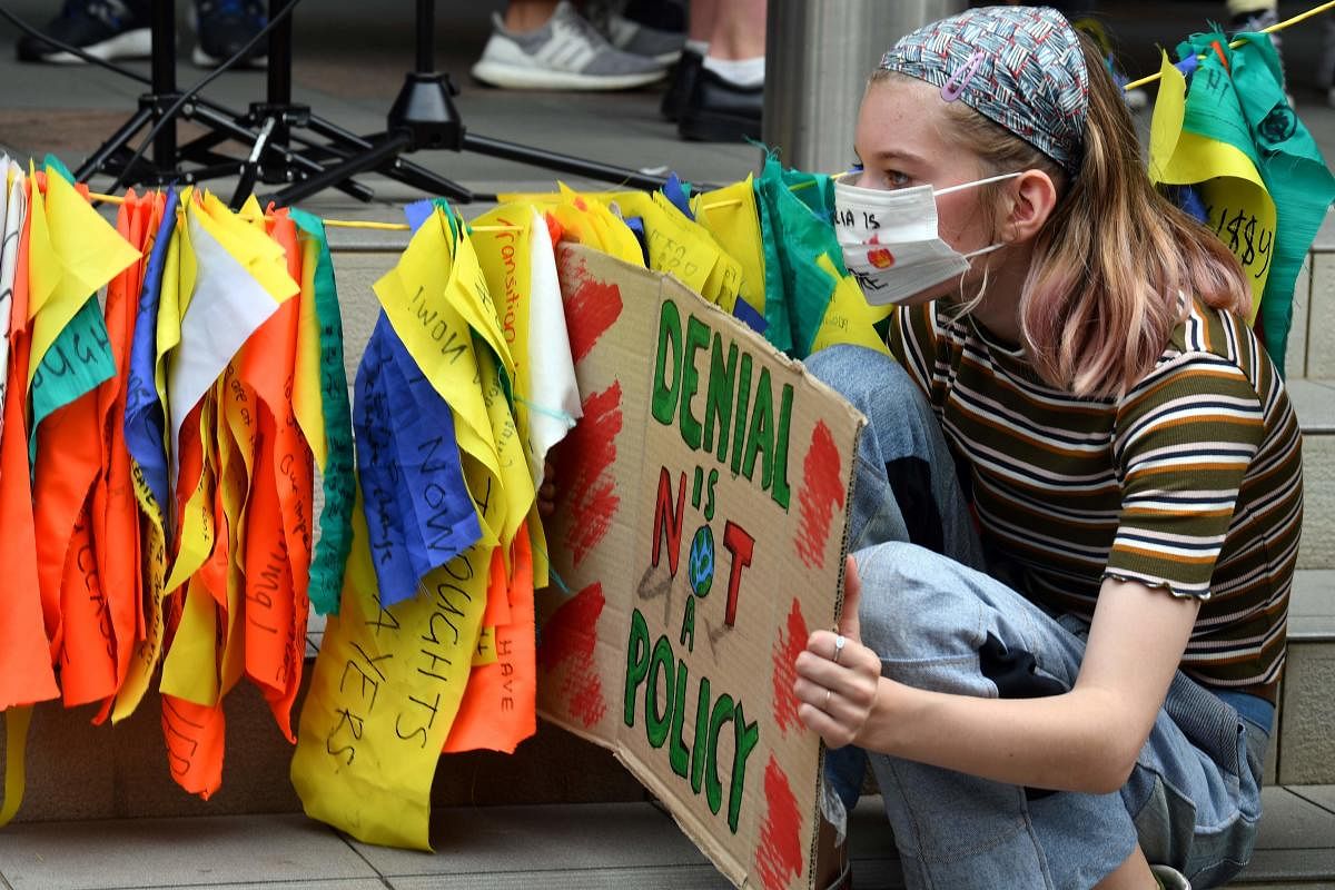  Protesters in smoke-covered Sydney kicked off a fresh round of global protests against climate change on November 29, with activists and school kids picketing the headquarters of bushfire-ravaged Australia's ruling party. (AFP Photo)