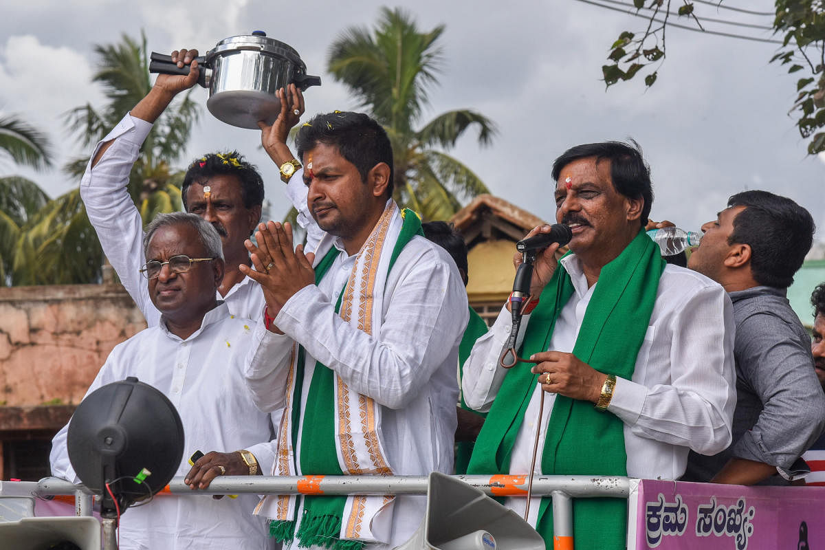 Independent candidate Sharath Bachegowda (with folded hands) campaigns at Doddahullur village of Hoskote taluk in Bengaluru Rural district on Friday. DH photo/S K Dinesh