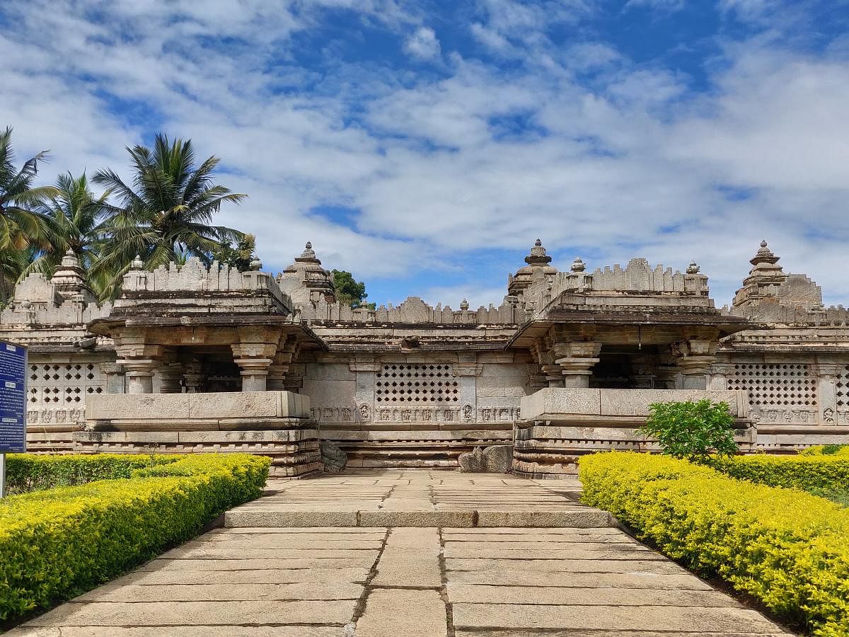 Panchalingeshwara Temple, Govindanahalli. A fine example of the uncommon panchakuta, the temple complex consists of five shrines and five towers with all the garbha grihas (sanctum sanctorum) facing east.