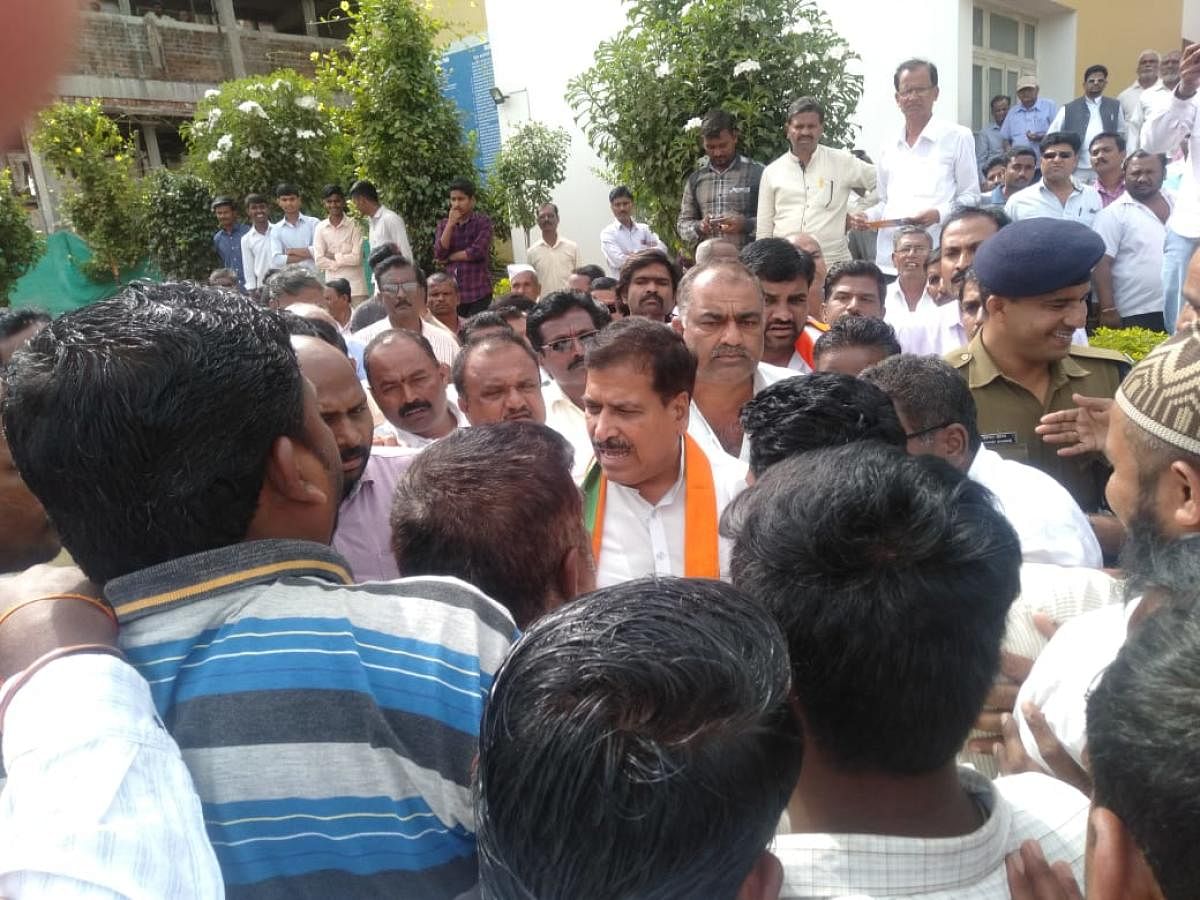 Leaders from Veershaiva-Lingayat community expressing their ire against BJP candidate Ramesh Jarkiholi before Minister of State for Railways Suresh Angadi during meeting of the community at Gokak town in Belagavi district on Saturday.