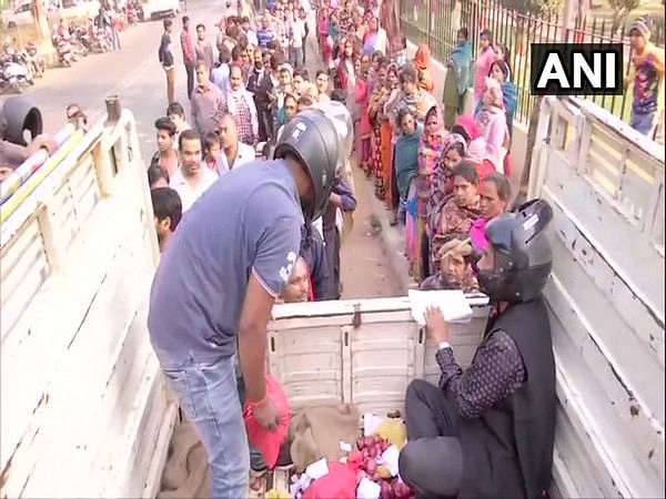 Onion sellers wear helmets while selling subsidised onions in Bihar (ANI Photo)