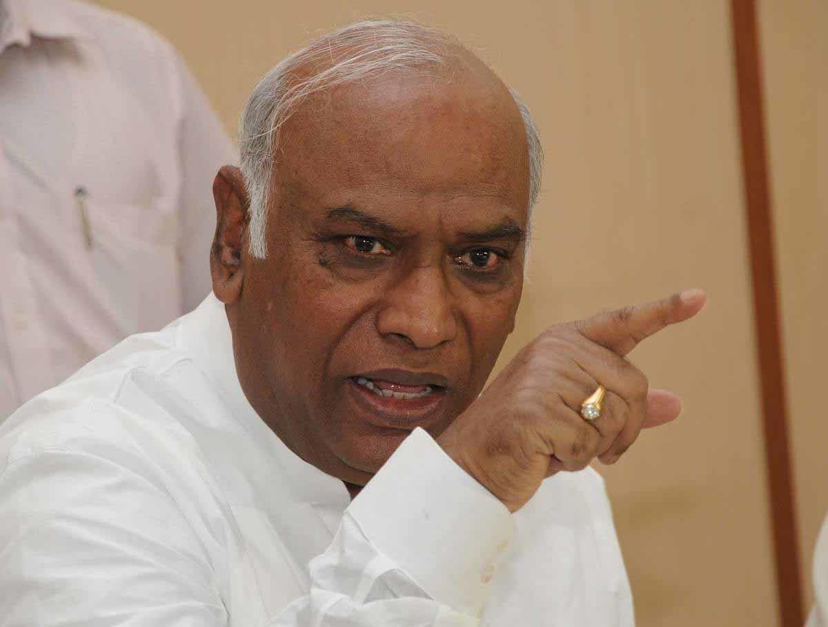 Senior Congress leader Mallikarjun Kharge on Sunday, said that the party would look to ‘keep BJP out of power’. (DH file photo)