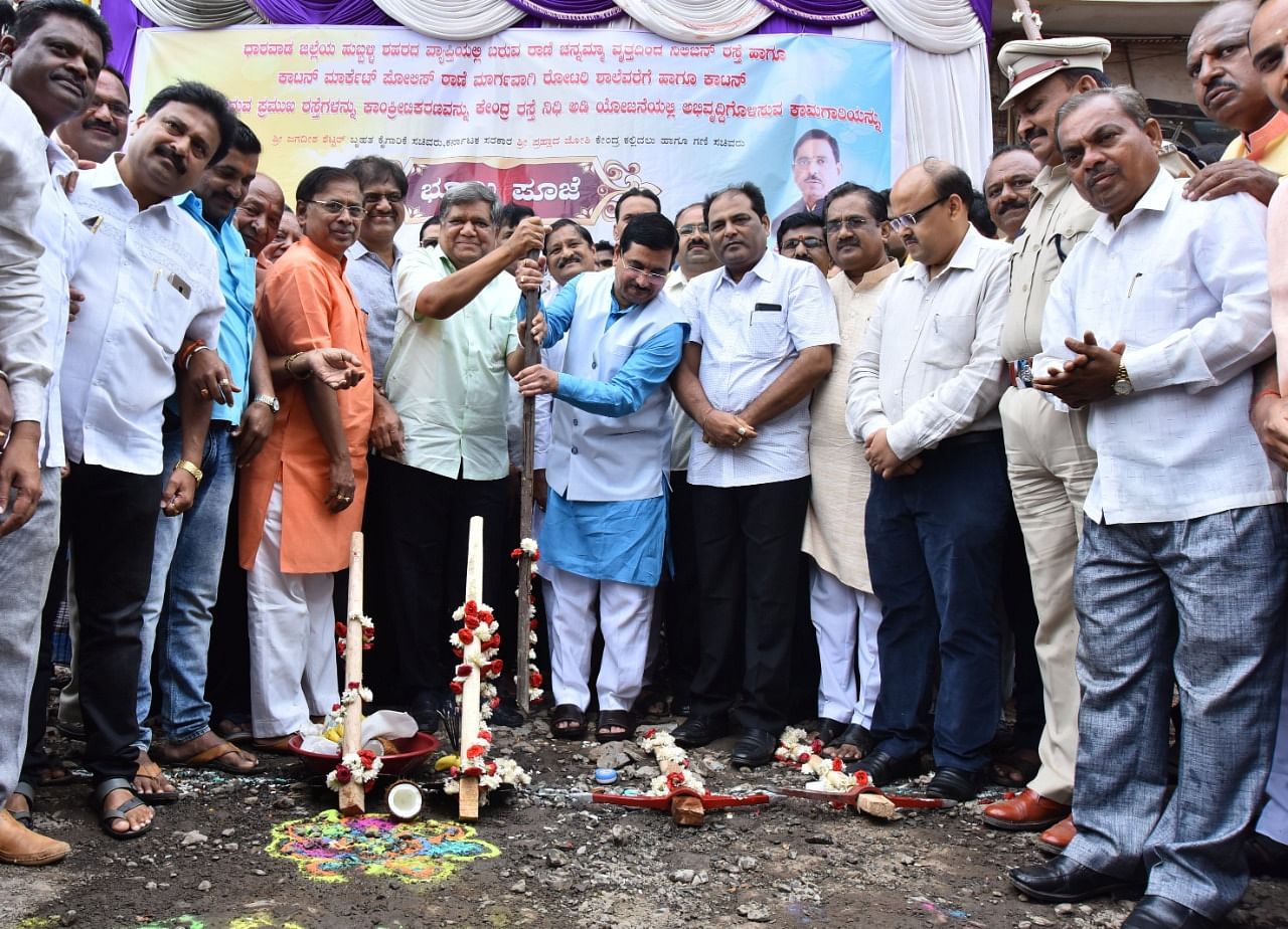 Large & Medium Scale Industries Minister Jagadish Shettar and Union Minister Pralhad Joshi performing bhoomi pooja for laying concrete road at Neeligin Road in Hubballi on Sunday. DH Photo