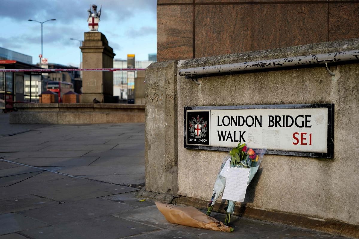 Floral tributes are pictured close to London Bridge in the City of London, on November 30, 2019, following the November 29 terror incident in which two people died after being stabbed on the bridge. (AFP Photo)