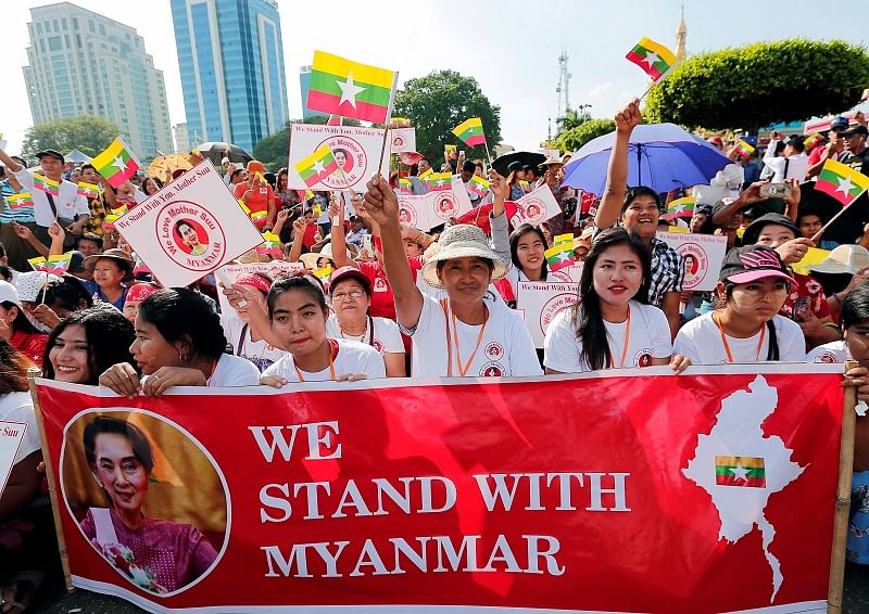 People gather to rally in support of Myanmar State Counsellor Aung San Suu Kyi before she heads off to the International Court of Justice (ICJ), in Yangon, Myanmar. (Reuters Photo)