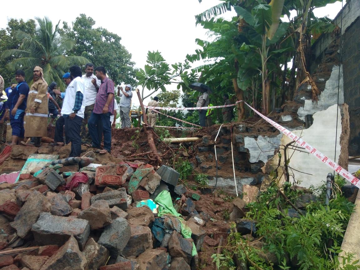 At least 15 people, including 10 women and two children, died after three houses collapsed at a village near Mettupalayam in Coimbatore. (DH Photo)