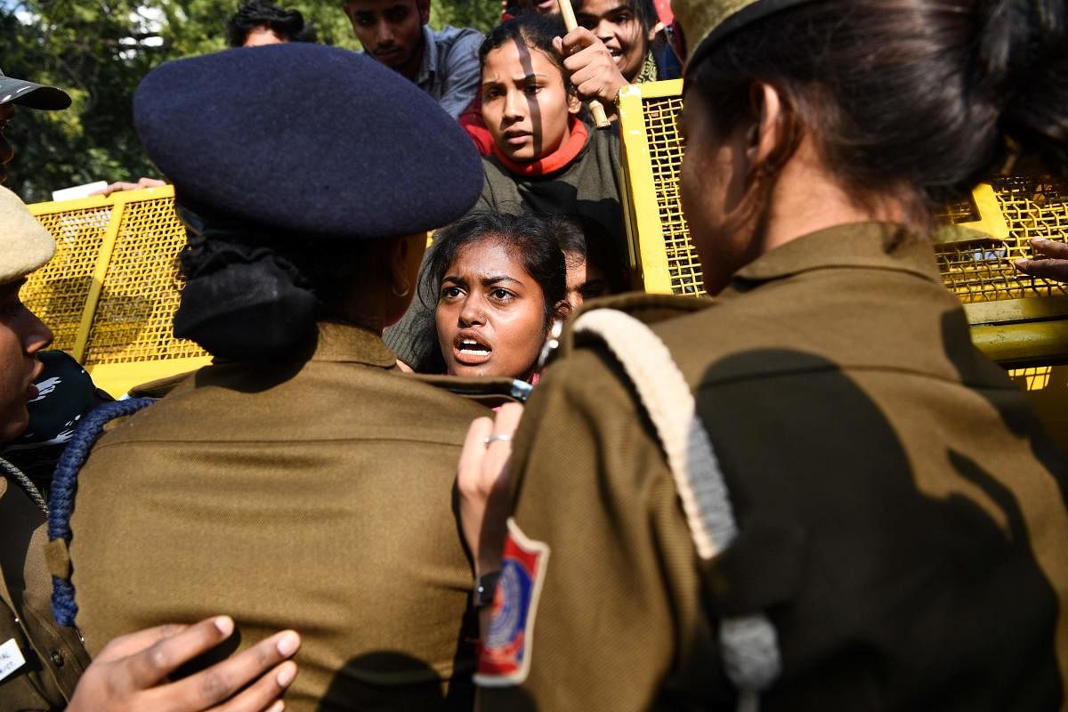 Police block demonstrators as they march to protest against the alleged rape and murder of a 27-year-old veterinary doctor in Hyderabad, in New Delhi on December 2, 2019. (AFP Photo)