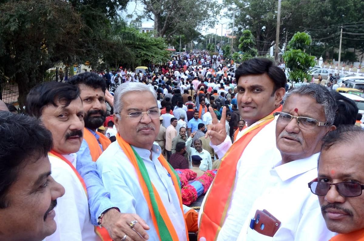 Deputy Chief Minister Govind Karjol campaigns for BJP candidate K Sudhakar in Chikkaballapur on Monday. DH Photo