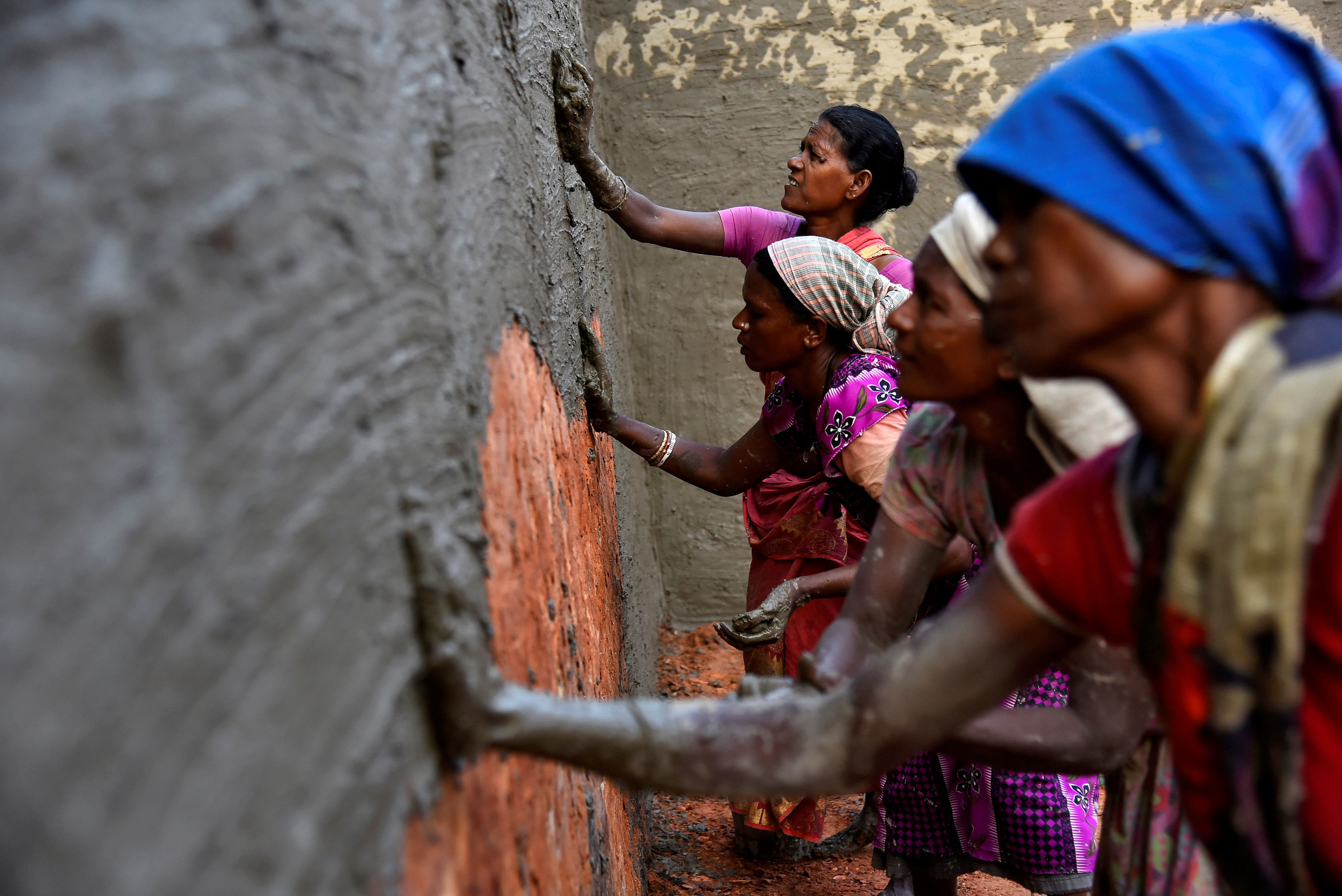 Labourers coat bricks with a mixture of mud and cow dung in a brick kiln at Langolpota village in North 24 Parganas district in the eastern state of West Bengal, India, November 26, 2019. Picture taken November 26, 2019. (Reuters Photo)