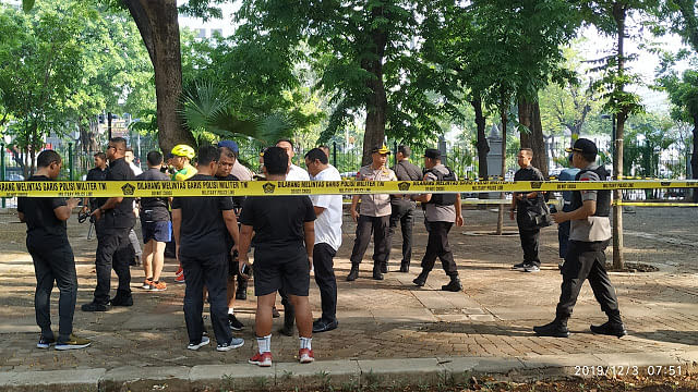 According to Kompas TV, the explosion took place at 7:05 am within the complex located across the Home Ministry building on Jl. Medan Merdeka Utara. (Photo: Twitter/@AlbertBatlayeri)