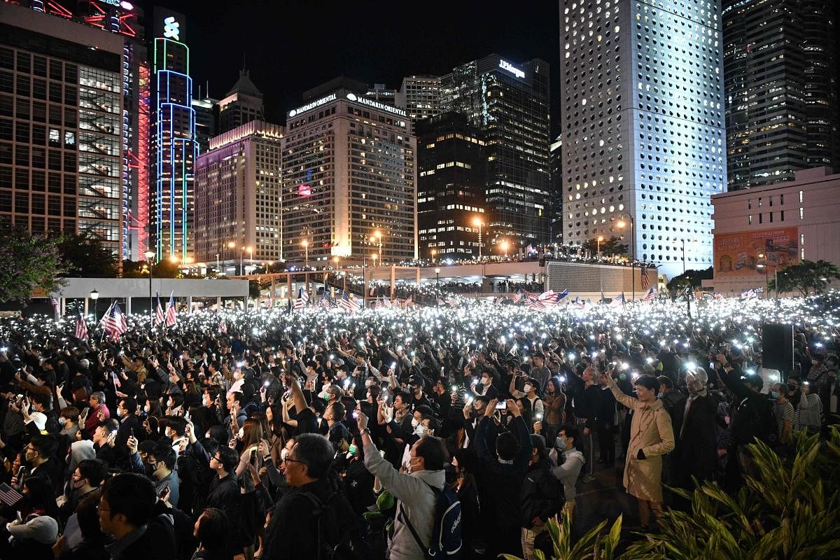 People hold up lights from their mobile phones as they take part in a gathering of thanks at Edinburgh Place in Hong Kong's Central district on November 28, 2019. (AFP Photo)