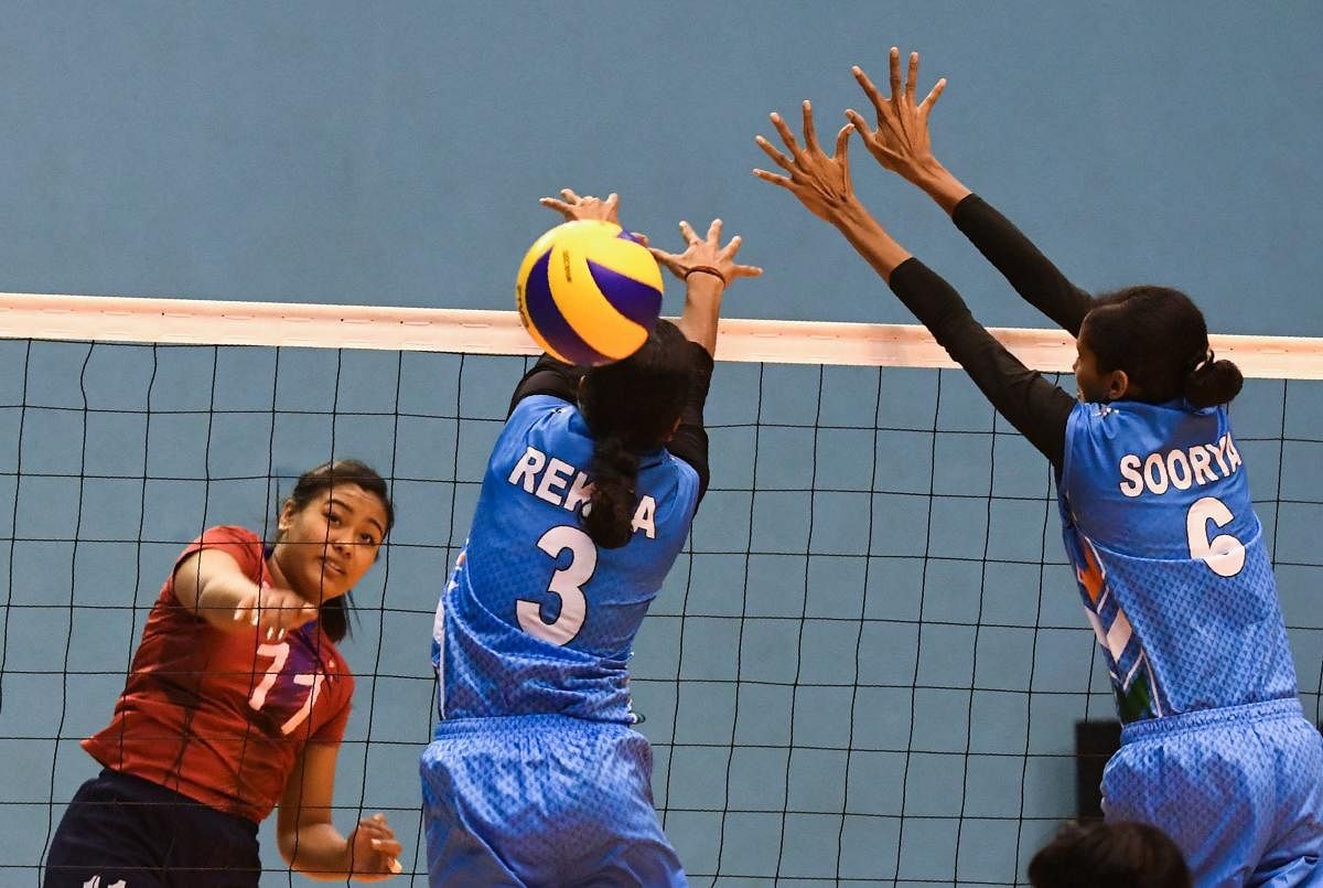 India's Rekha Sreesailam (C) tries to block against Nepal's Pratibha Mali (L) during women's volleyball match between India and Nepal at the 13th South Asian Games in Kathmandu on November 28, 2019. (AFP Photo)