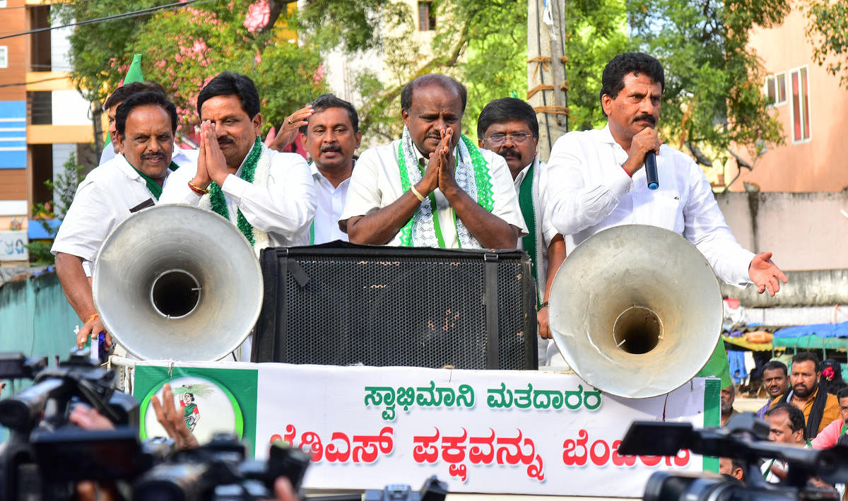 Former chief minister H D Kumaraswamy campaigns for Girish K Nashi, the JD(S) candidate, in Mahalakshmi Layout, Bengaluru on Tuesday. dh photo
