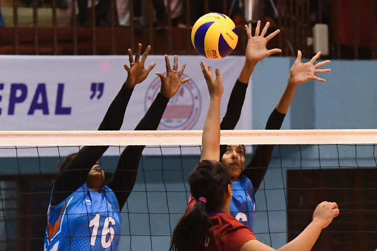 India's Minimol Abraham (L) tries to block against Nepal's Pratibha Mali (11) during women's volleyball match between India and Nepal at the 13th South Asian Games in Kathmandu on November 28, 2019. (AFP Photo)