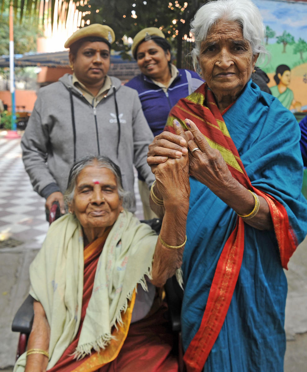 Elderly women show their inked fingers at Marappana Palya. DH Photo/Pushkar V