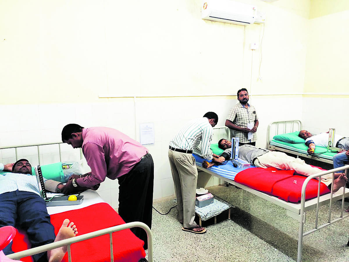 Government employees registered their protest against the newly introduced National Pension Scheme by donating blood at Chikkamagaluru.