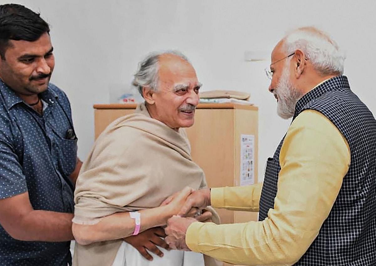  Prime Minister Narendra Modi meets former union minister Arun Shourie at a hospital. (PTI Photo)