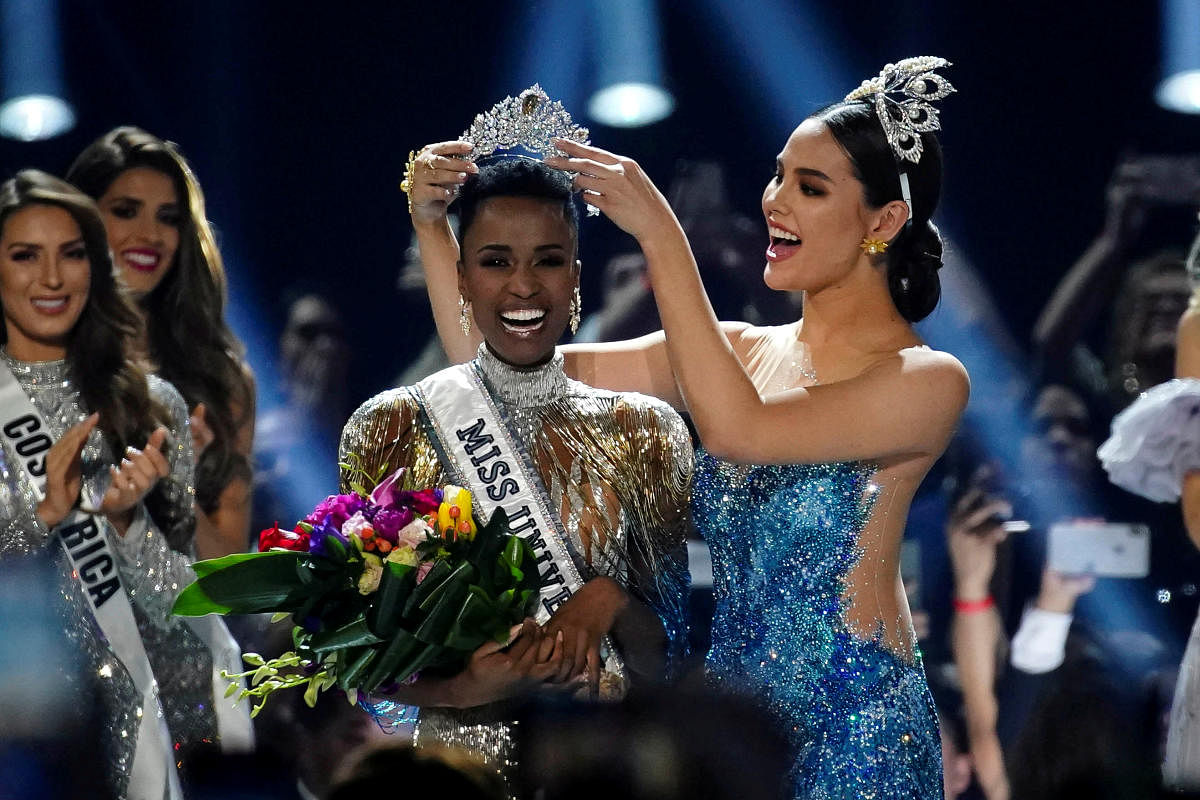 Zozibini Tunzi, of South Africa, is crowned Miss Universe by her predecessor, Catriona Gray of the Philippines, at the 2019 Miss Universe pageant at Tyler Perry Studios in Atlanta, Georgia, U.S. December 8, 2019. (Reuters photo)
