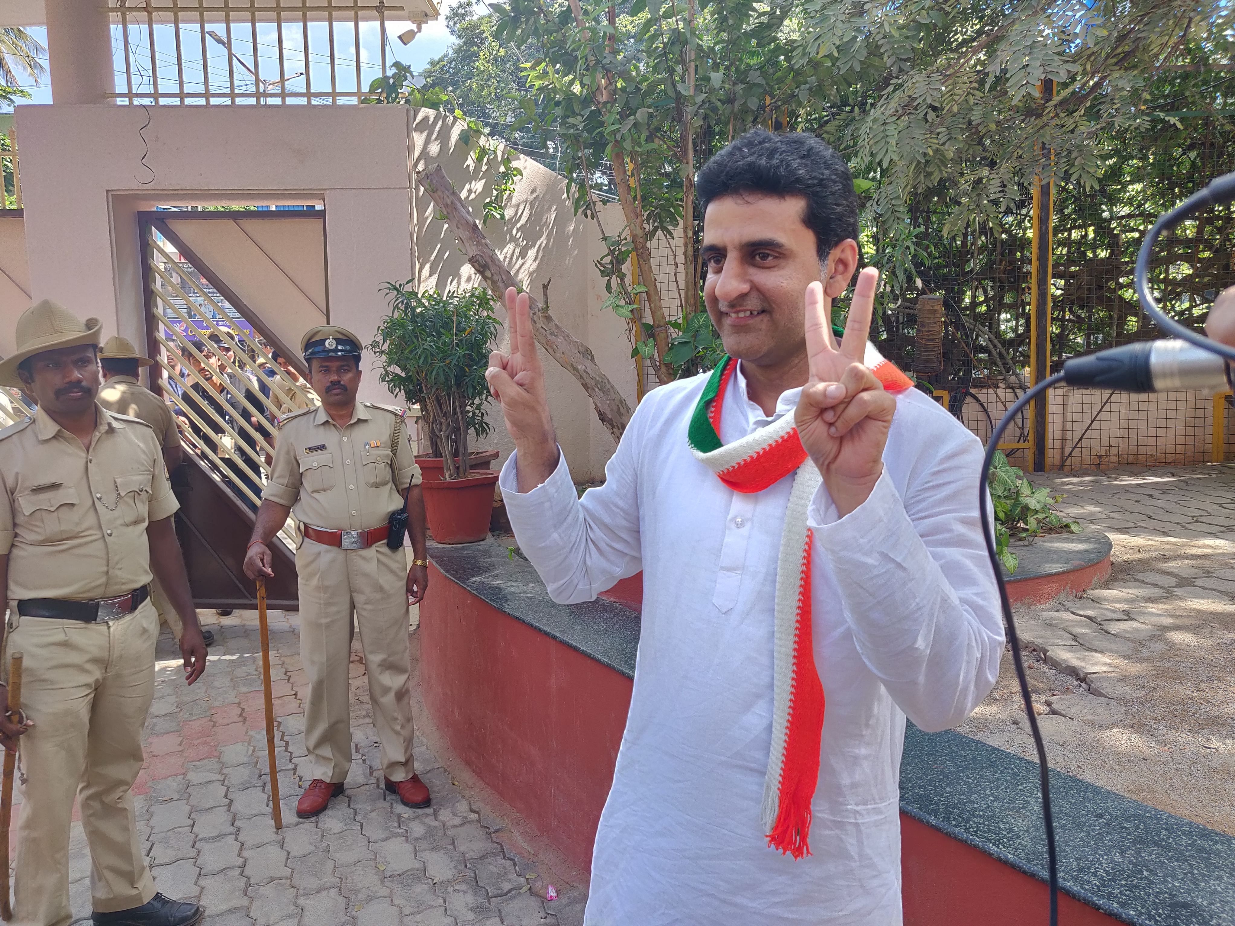 Speaking to the media outside the counting centre, Congress leader Rizwan Arshad said, "The BJP's tactics, use of money and muscle power have had no impact on the voters of Shivajinagar." DH Photo