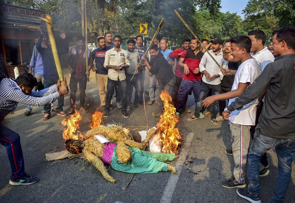 Demonstrators burn an effigy and raise slogans on National Highway 17 during a strike called by North East Students Union (NESU) against the Citizenship Amendment Bill at Boko in Kamrup district of Assam, Tuesday, Dec. 10, 2019. Photo/PTI