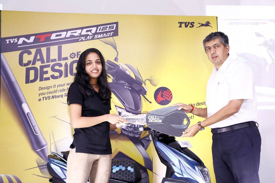 Winner Evanka Thimmaiah receives the award from KN Radhakrishnan, Director & CEO, TVS Motor Company