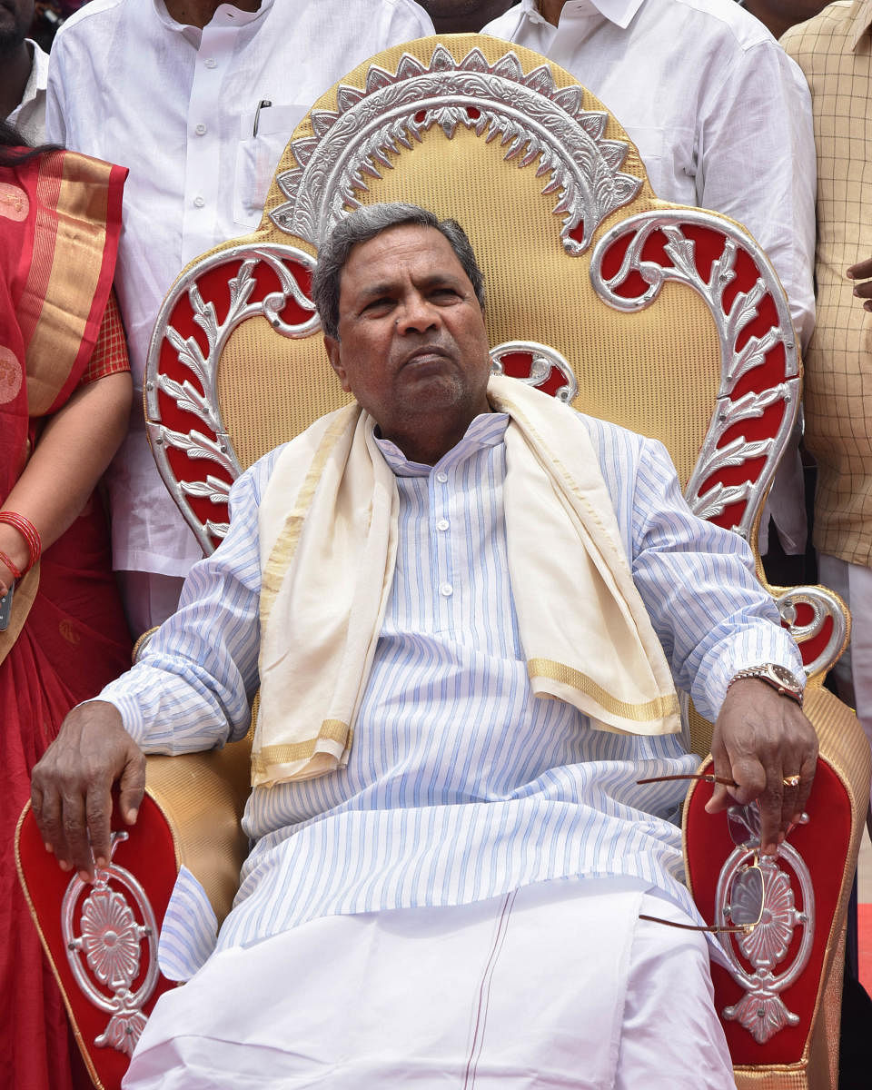 R Shankar, another disqualified MLA who got re-elected in the bypolls, also met Siddaramaiah. (DH File Photo)