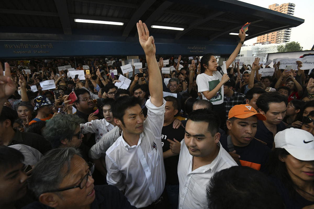  Thailand's Future Forward Party leader Thanathorn Juangroongruangkit gestures as he talks to his supporters during rally in Bangkok, Thailand, Saturday, Dec. 14, 2019. Several thousand supporters of a popular Thai political party, under threat of dissolution, packed a concourse in central Bangkok on Saturday in one of the largest political demonstrations in recent years. Photo/AP