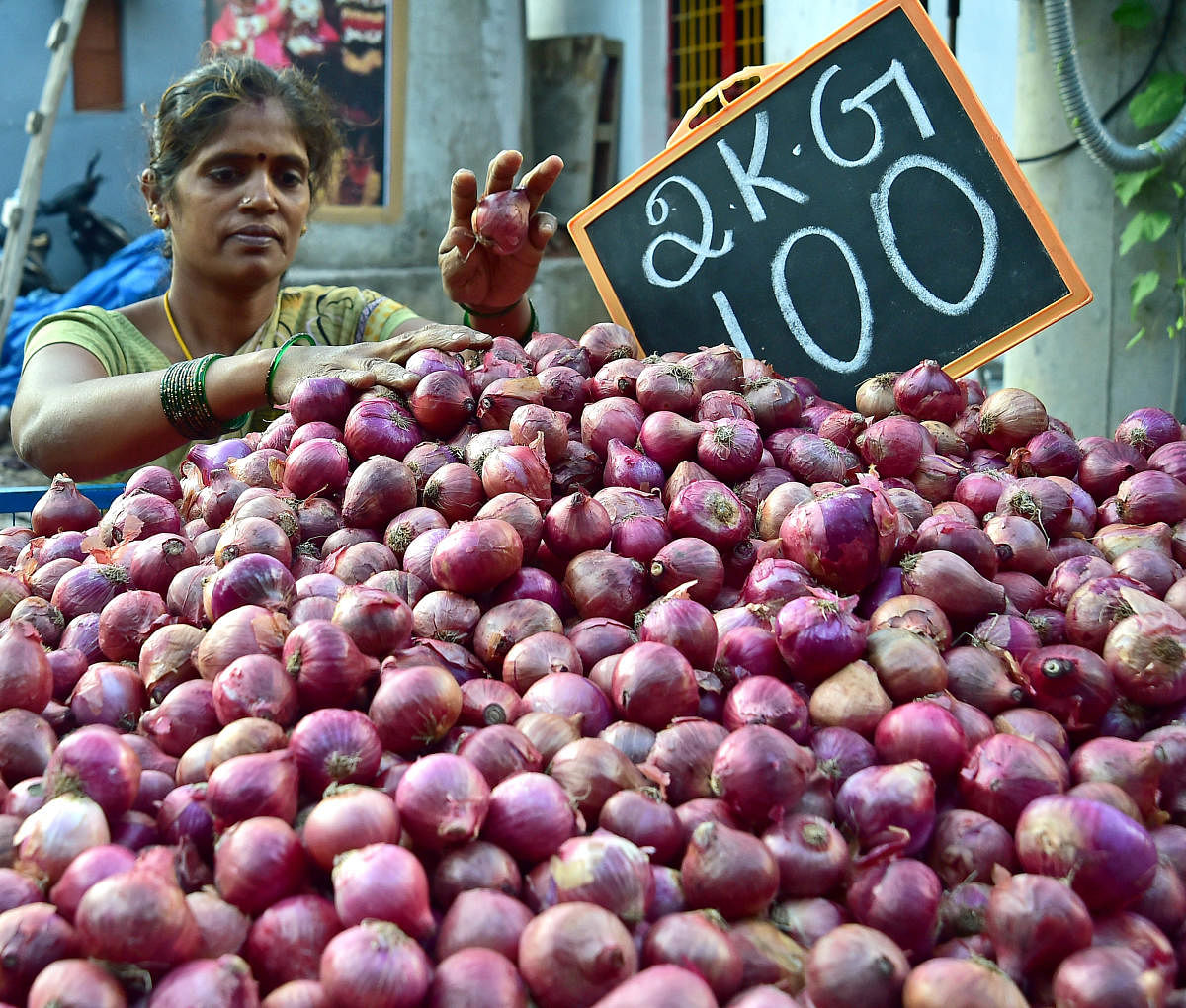 A CCTV footage showed an unidentified man parking his two-wheeler and then opening the gunny bag covers kept on the pushcart and later putting the onions from a basket into his bag and later driving away. (Representative Image/PHOTO/ Ranju P)