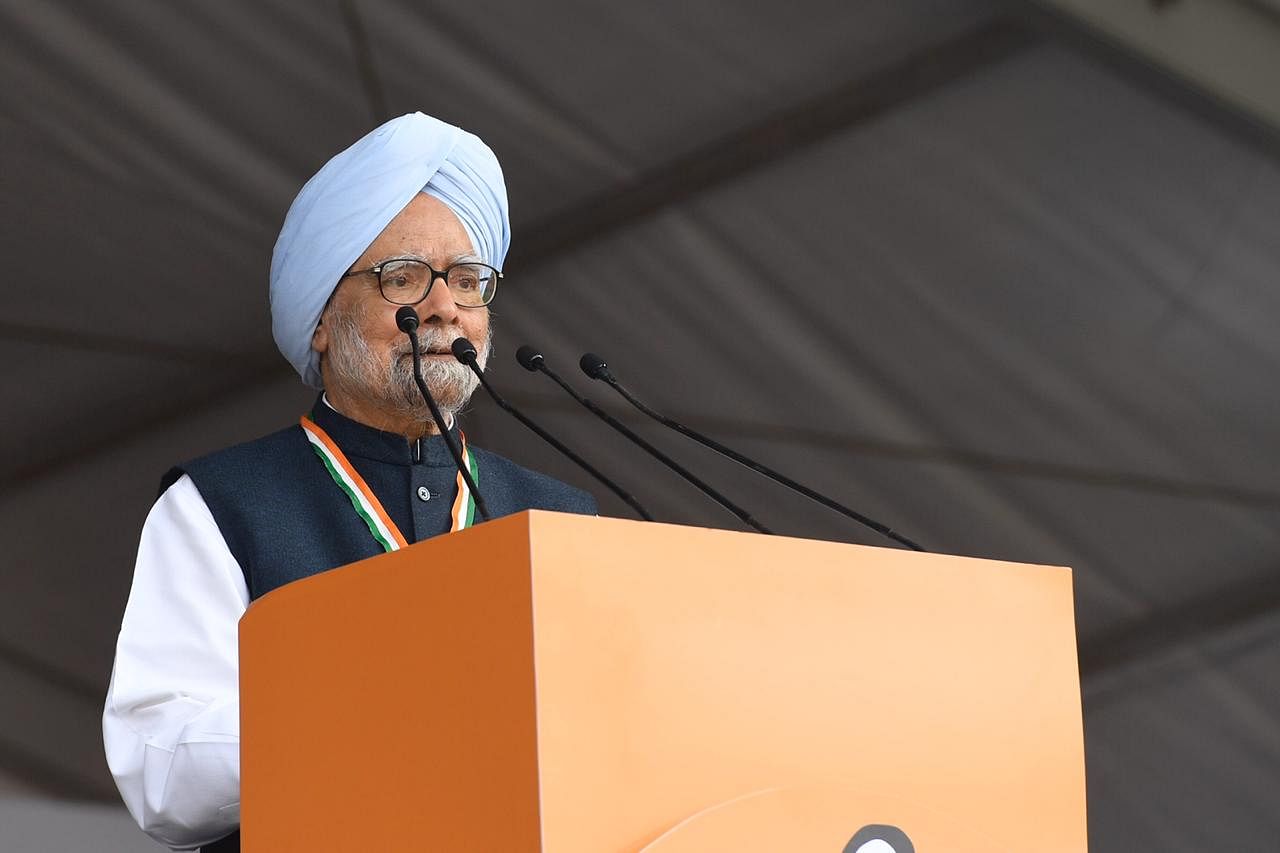 Manmohan Singh urged the people to strengthen the Congress party and the hands of Sonia Gandhi and Rahul Gandhi in order "to take the country forward in the right direction". Photo/Twitter (@INCIndia)