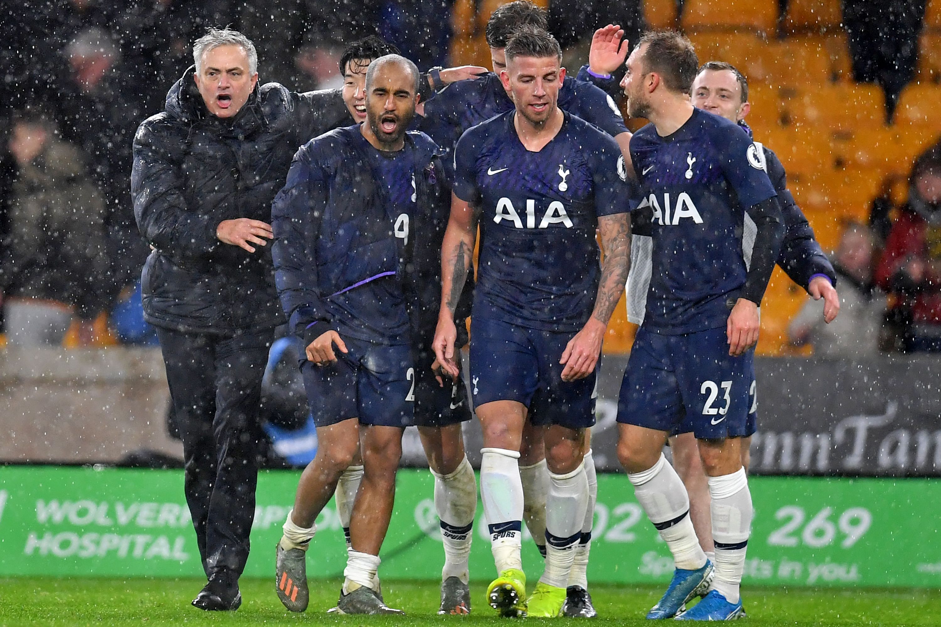 Tottenham Hotspur's Portuguese head coach Jose Mourinho (L) celebrates with his players on the pitch after the English Premier League football match between Wolverhampton Wanderers and Tottenham Hotspur at the Molineux stadium in Wolverhampton, central England. (AFP Photo)